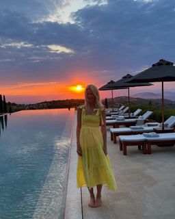 Claudia Schiffer feet photo thumbnail