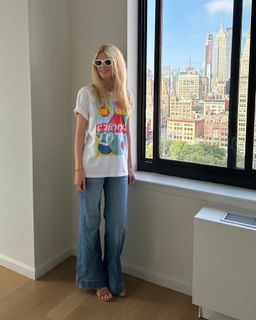 Claudia Schiffer feet photo thumbnail