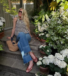 Claudia Schiffer feet photo thumbnail