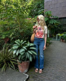 Claudia Schiffer feet photo thumbnail