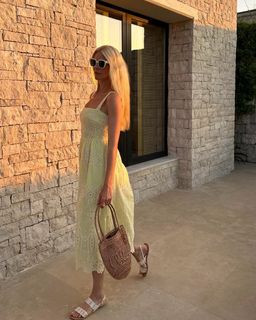 Claudia Schiffer feet photo thumbnail