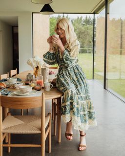 Claudia Schiffer feet photo thumbnail