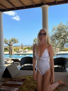 Claudia Schiffer feet photo thumbnail