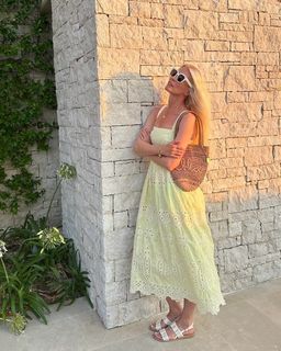 Claudia Schiffer feet photo thumbnail