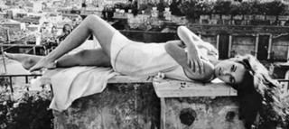 Claudine Auger feet photo 1