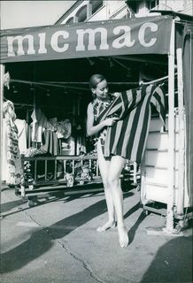 Claudine Auger feet photo 1