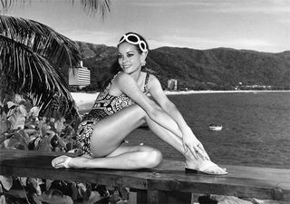 Claudine Auger feet photo 6