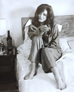 Claudine Auger feet photo 1