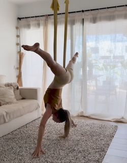Clio Pajczer feet photo 8