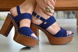 Cláudia Citroni feet photo thumbnail