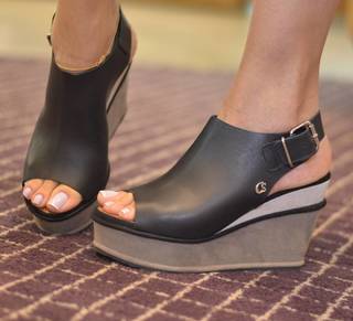 Cláudia Citroni feet photo thumbnail