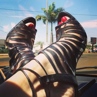 Cláudia Citroni feet photo thumbnail