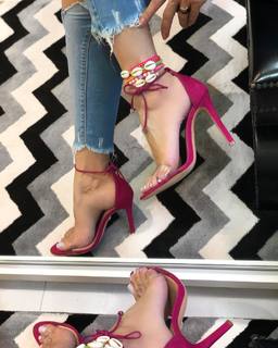 Cláudia Citroni feet photo thumbnail