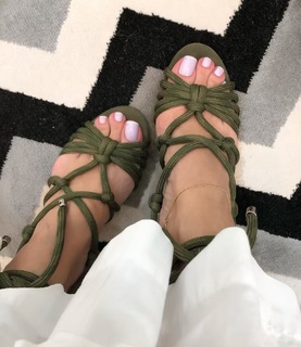 Cláudia Citroni feet photo thumbnail