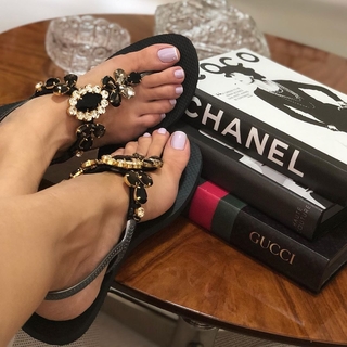 Cláudia Citroni feet photo thumbnail