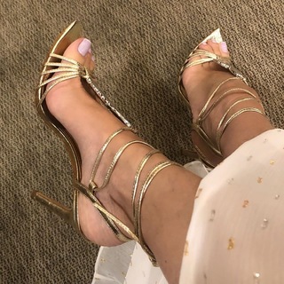 Cláudia Citroni feet photo thumbnail