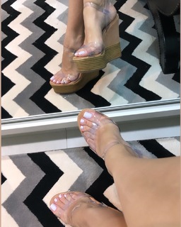 Cláudia Citroni feet photo thumbnail