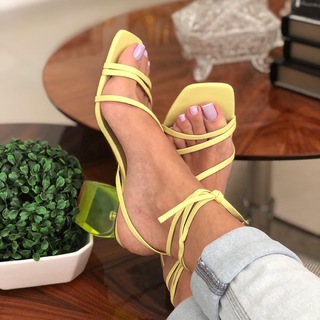 Cláudia Citroni feet photo thumbnail