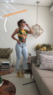 Cláudia Citroni feet photo thumbnail