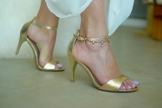 Cláudia Citroni feet photo thumbnail