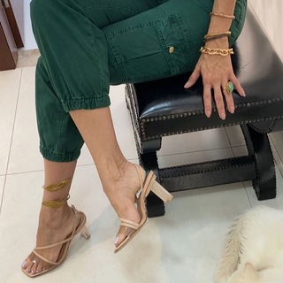 Cláudia Citroni feet photo thumbnail