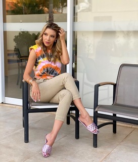 Cláudia Citroni feet photo thumbnail