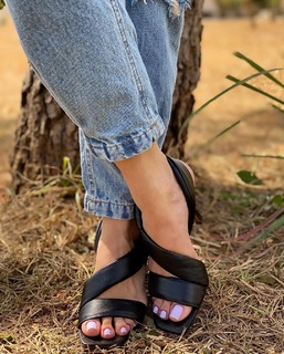 Cláudia Citroni feet photo thumbnail