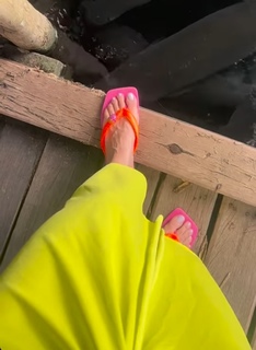 Cláudia Citroni feet photo thumbnail