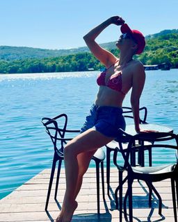 Cláudia Citroni feet photo thumbnail