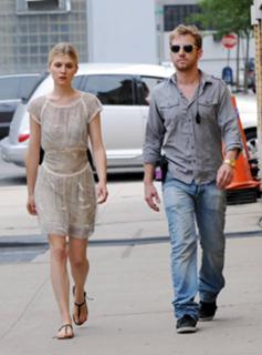 Clémence Poésy feet photo thumbnail