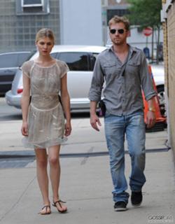 Clémence Poésy feet photo thumbnail