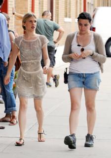 Clémence Poésy feet photo thumbnail