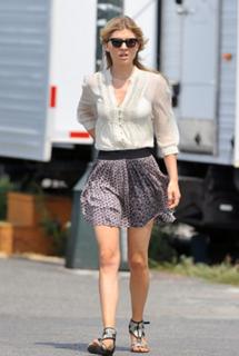 Clémence Poésy feet photo thumbnail