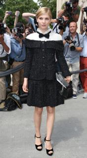 Clémence Poésy feet photo thumbnail