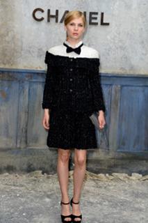 Clémence Poésy feet photo thumbnail