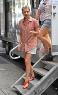 Clémence Poésy feet photo thumbnail