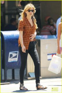 Clémence Poésy feet photo thumbnail