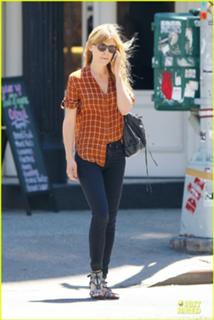 Clémence Poésy feet photo thumbnail