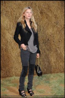 Clémence Poésy feet photo thumbnail