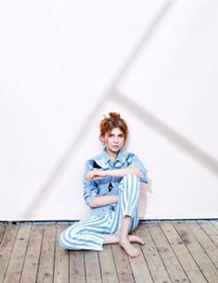 Clémence Poésy feet photo thumbnail