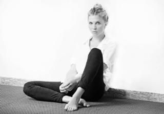 Clémence Poésy feet photo thumbnail