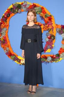 Clémence Poésy feet photo thumbnail