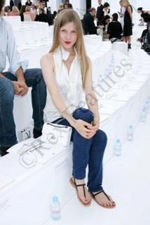 Clémence Poésy feet photo thumbnail