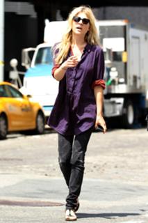 Clémence Poésy feet photo thumbnail