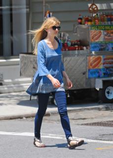 Clémence Poésy feet photo thumbnail