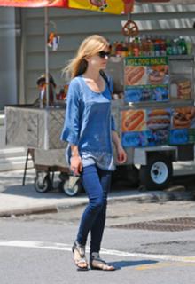 Clémence Poésy feet photo thumbnail