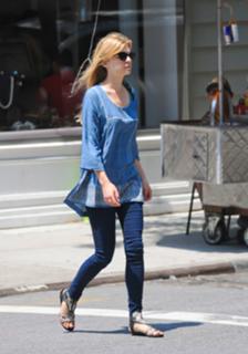 Clémence Poésy feet photo thumbnail