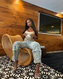 Coco Jones feet photo thumbnail