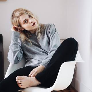 Coeur de pirate feet photo 4