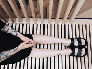Coeur de pirate feet photo 3